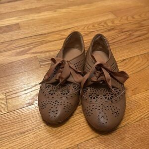 Report signature brown leather (very soft) eyelet with ribbon ties. Size 6